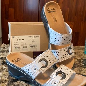 Clarks misses white sandals 6.5 medium width NIB
